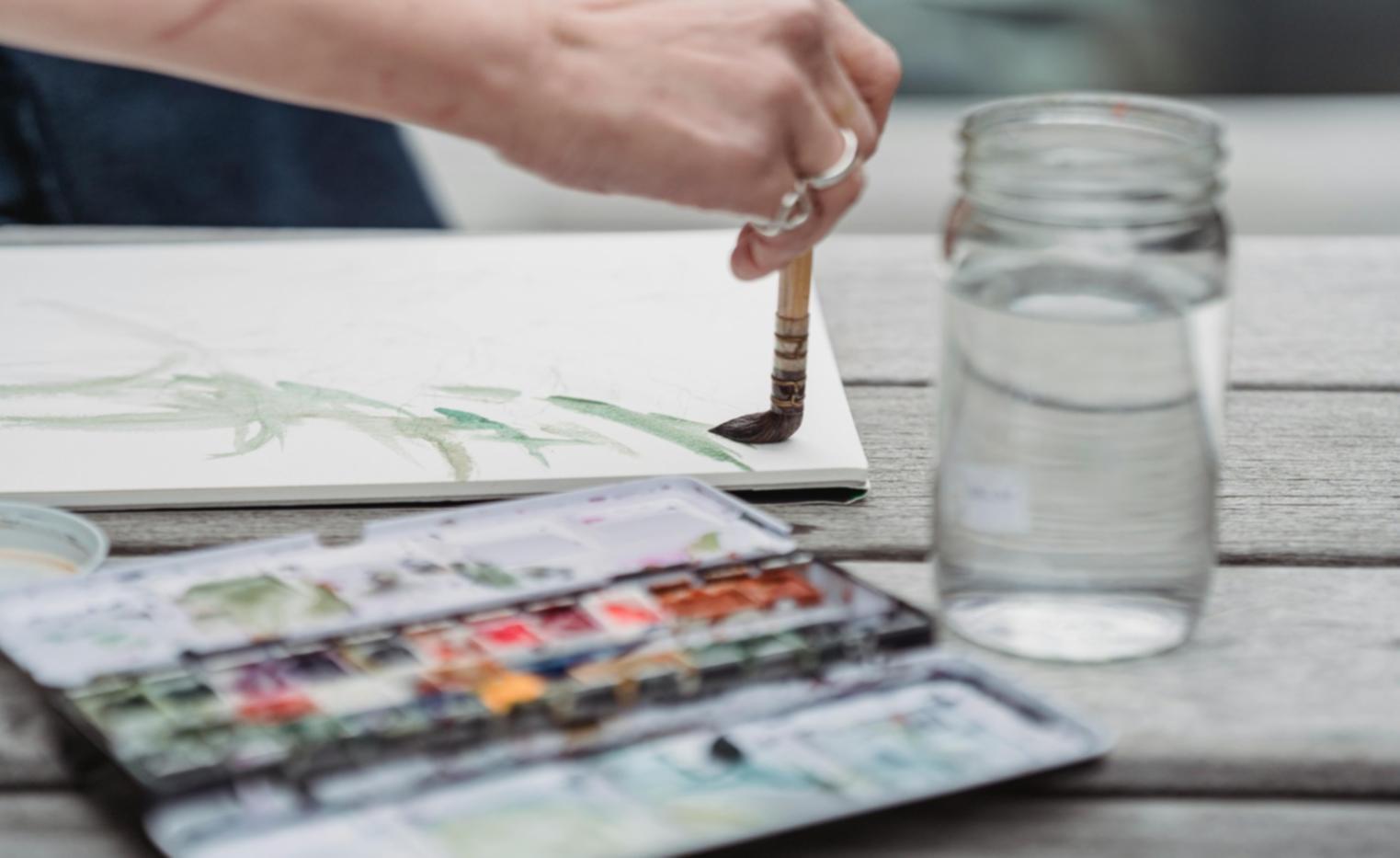 Espace de travail d'un concept artist avec tablette graphique et références visuelles